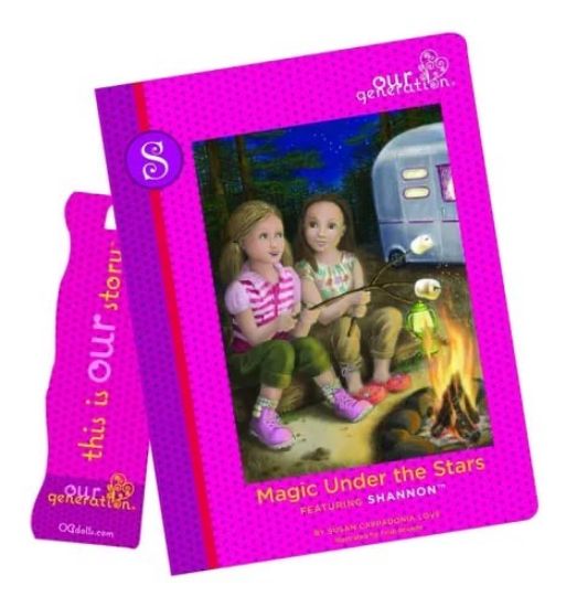 صورة دمية شانون من مجموعة "Our Generation"، تأتي في صندوقها الخاص مع ملابس إضافية وإكسسوارات للتخييم، وتتميز بشعر أشقر طويل وعينين زرقاوين، وترتدي ملابس مناسبة للمغامرات.